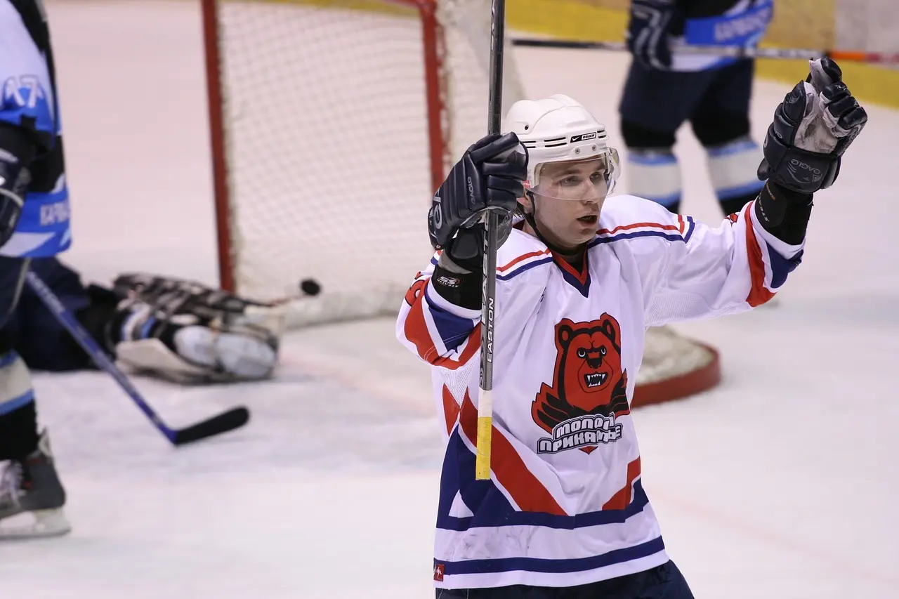 Ishockeyspiller fejrer en scoring