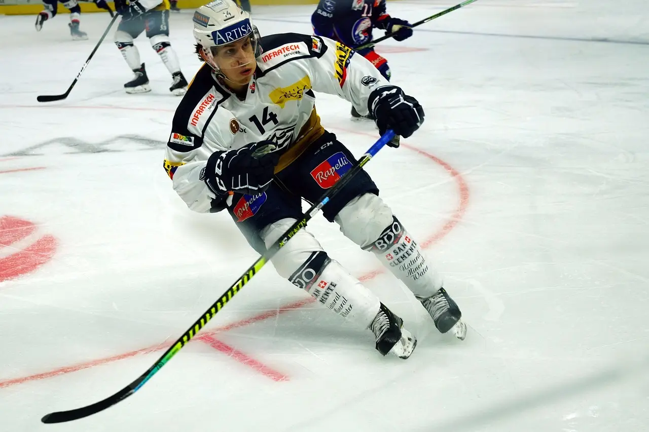 Ishockeyspiller i aktion