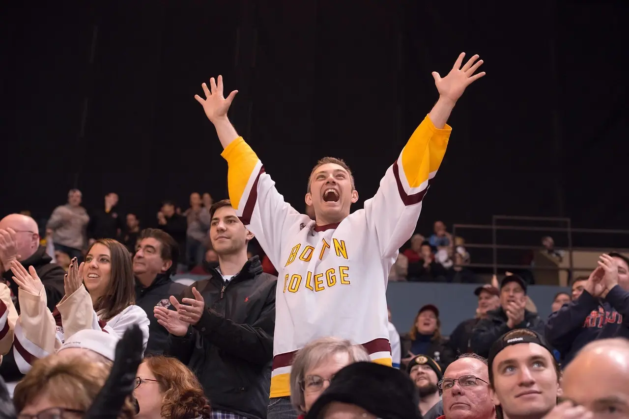 Ishockeyfan jubler på stadion