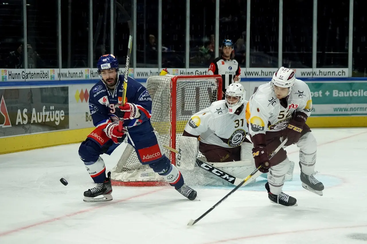 Ishockeyspillere i kamp foran målet