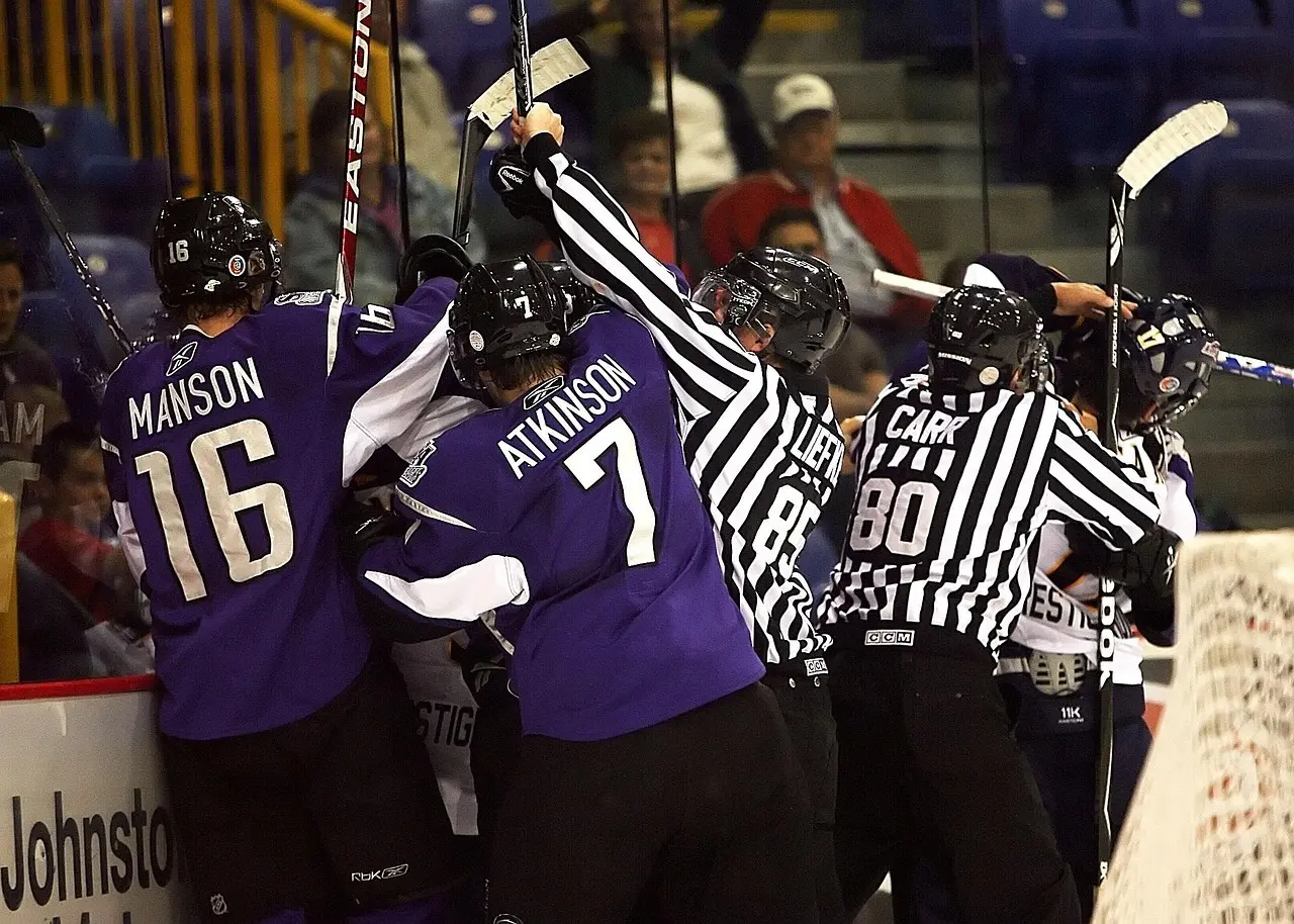 Ishockeyspillere og dommere ved banden