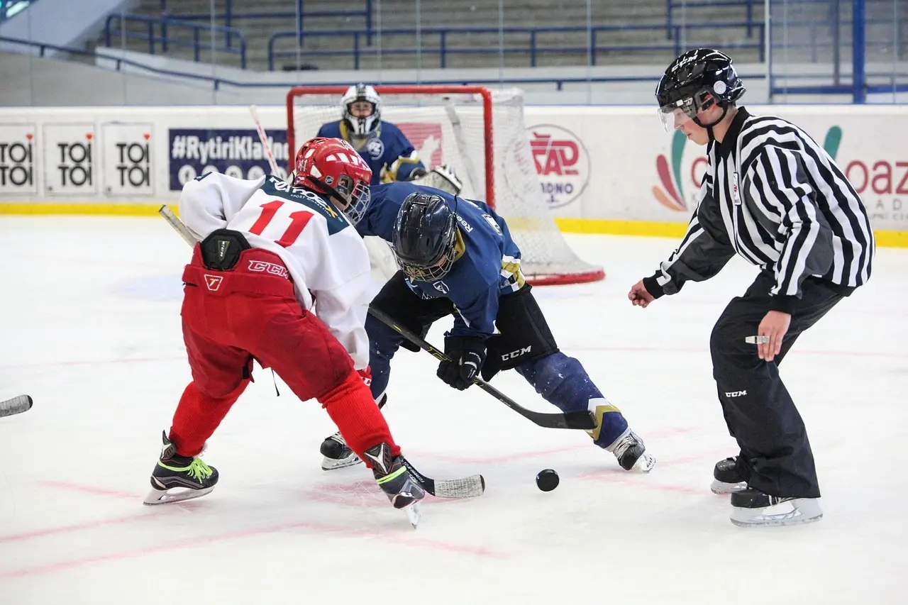 Ishockeyspillere ved faceoff