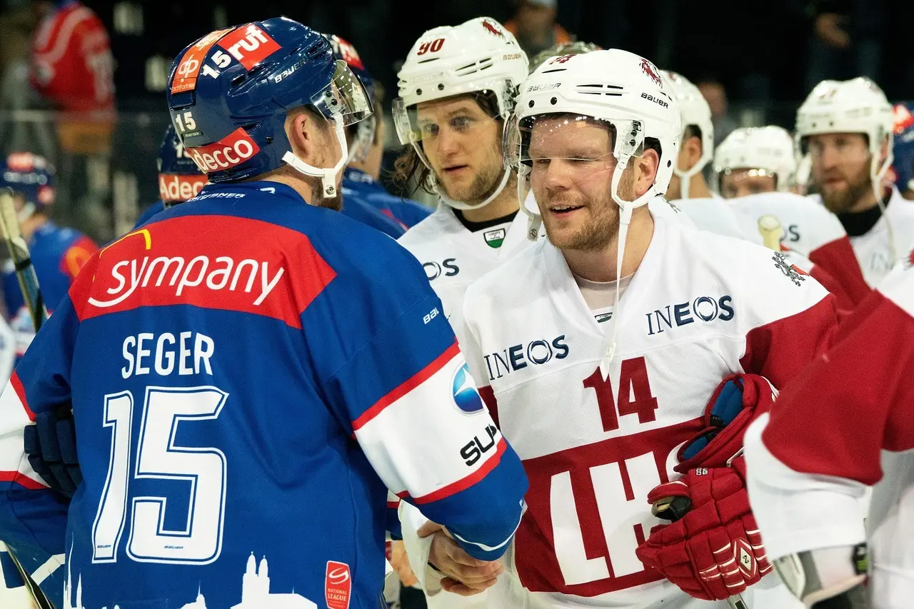 To ishockeyspillere håndtrykker efter kamp